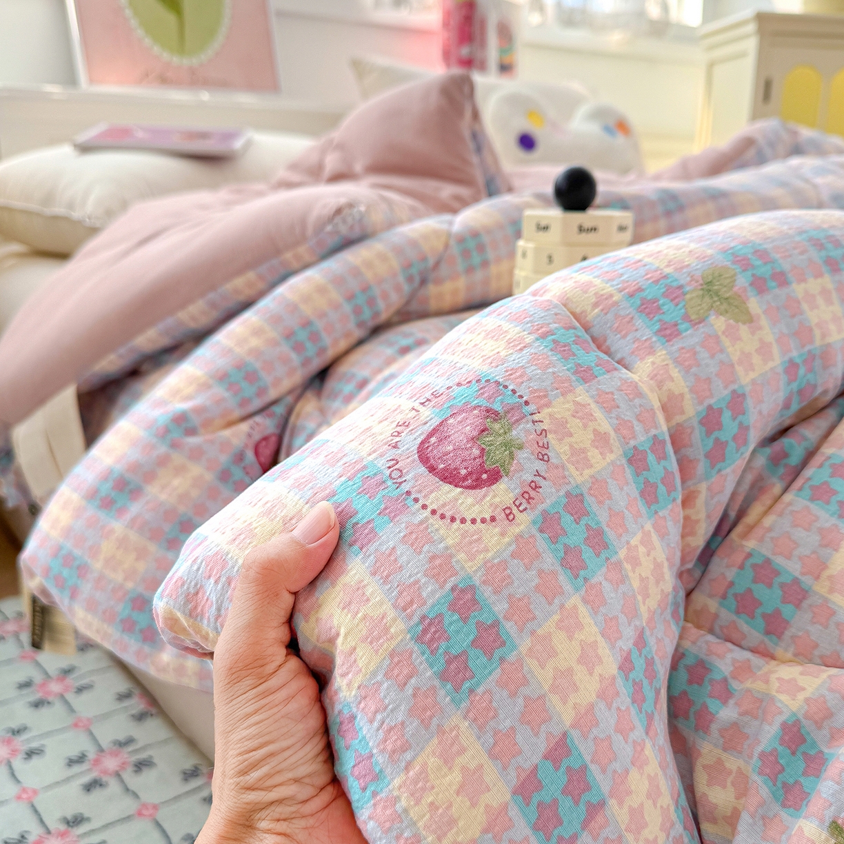 91家纺网 家纺一手货源 找家纺 桔禾家纺 2026新款云感有氧双层纱冬被抗菌被春秋被被子被芯 A类水洗双层皱皱纱冬被-零碎草莓