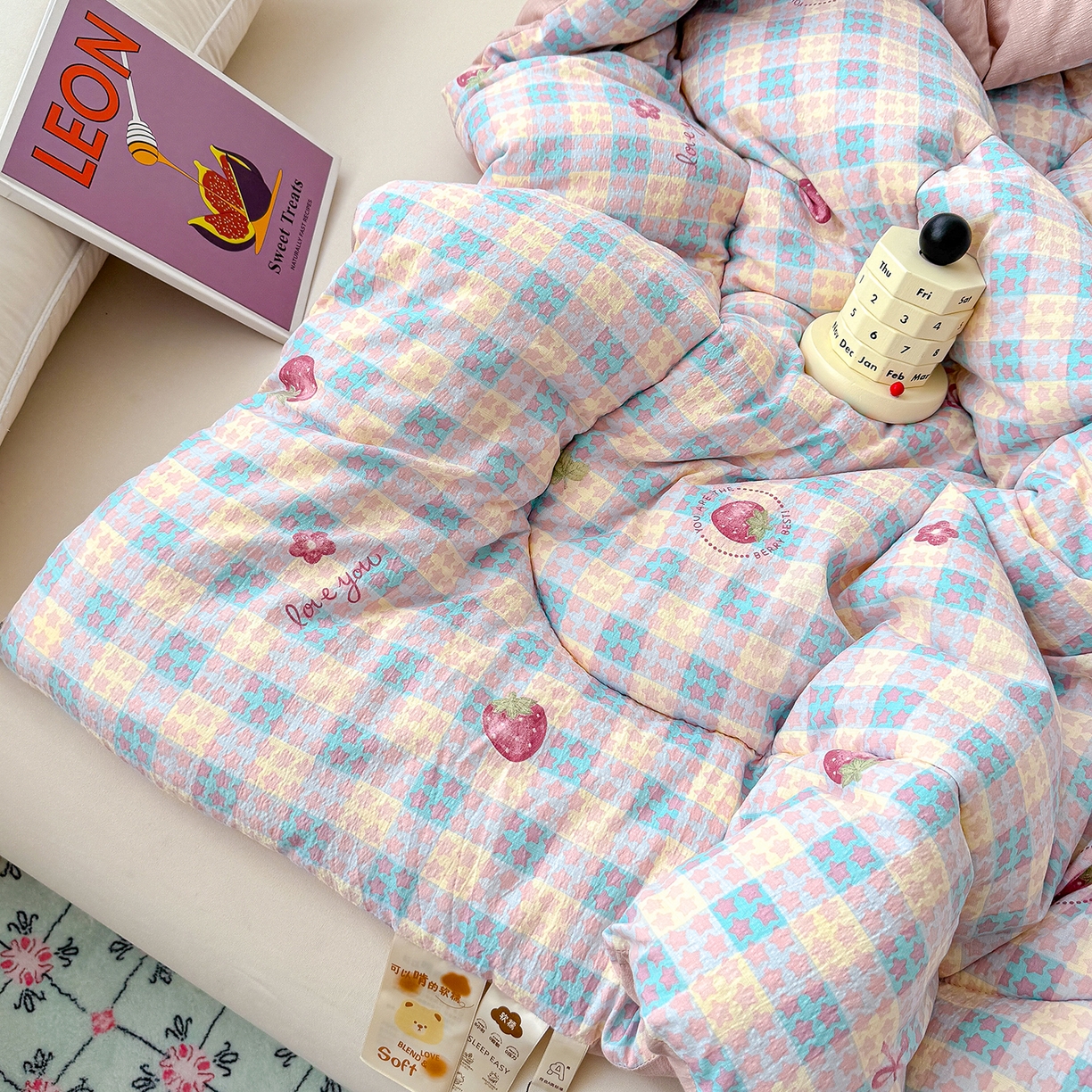 91家纺网 家纺一手货源 找家纺 桔禾家纺 2026新款云感有氧双层纱冬被抗菌被春秋被被子被芯 A类水洗双层皱皱纱冬被-零碎草莓