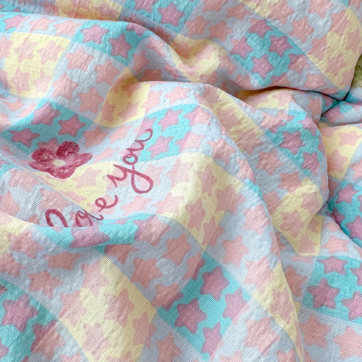 91家纺网 家纺一手货源 找家纺 桔禾家纺 2026新款云感有氧双层纱冬被抗菌被春秋被被子被芯 A类水洗双层皱皱纱冬被-零碎草莓