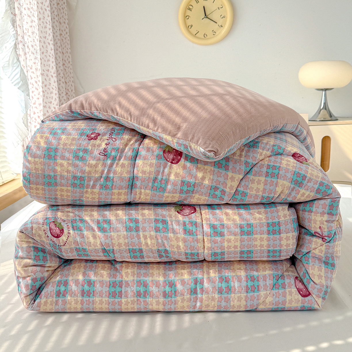 91家纺网 家纺一手货源 找家纺 桔禾家纺 2026新款云感有氧双层纱冬被抗菌被春秋被被子被芯 A类水洗双层皱皱纱冬被-零碎草莓