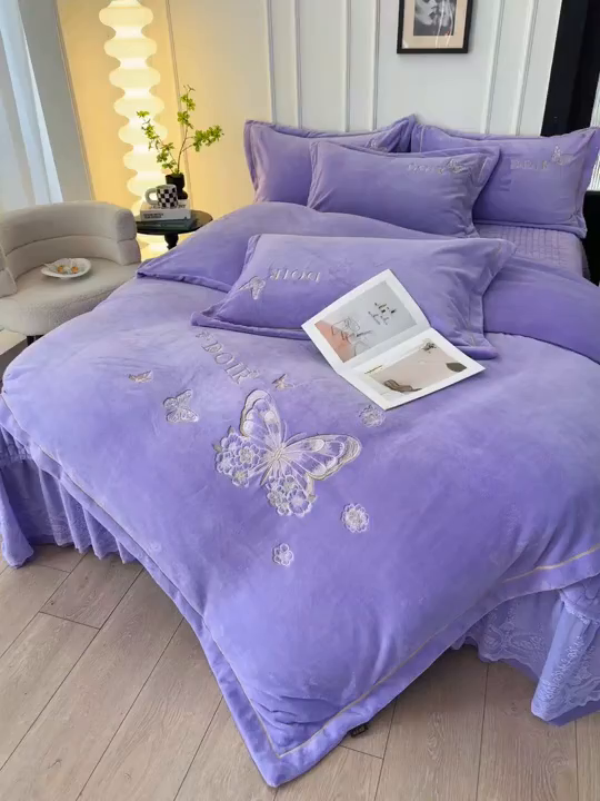 91家纺网 家纺一手货源 找家纺 （总）程百万家纺 2025新款铂金绒夹棉刺绣床裙套件