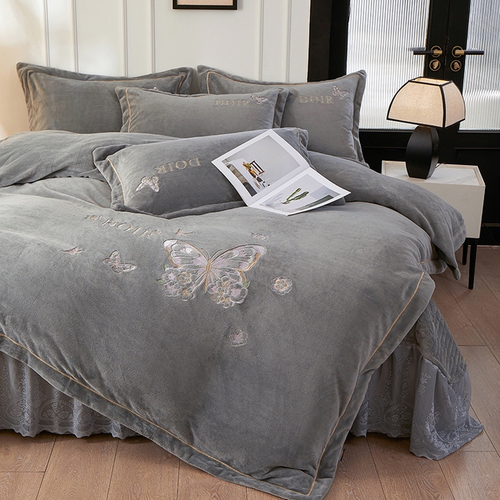 91家纺网 家纺一手货源 找家纺 （总）程百万家纺 2025新款铂金绒夹棉刺绣床裙套件