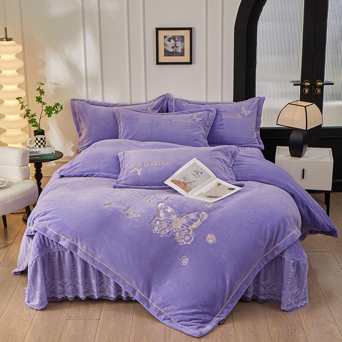 91家纺网 家纺一手货源 找家纺 程百万家纺 2025新款铂金绒夹棉刺绣床裙套件 紫色