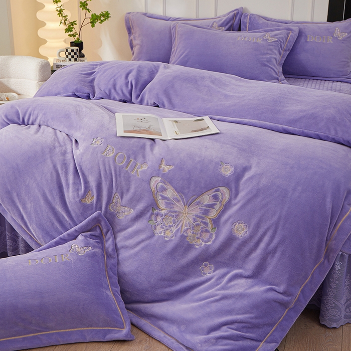 91家纺网 家纺一手货源 找家纺 程百万家纺 2025新款铂金绒夹棉刺绣床裙套件 紫色