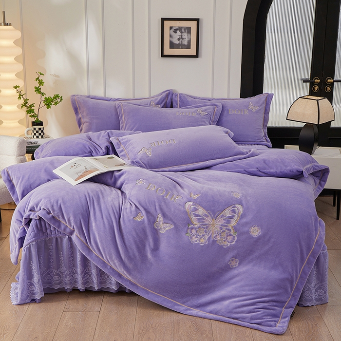 91家纺网 家纺一手货源 找家纺 程百万家纺 2025新款铂金绒夹棉刺绣床裙套件 紫色
