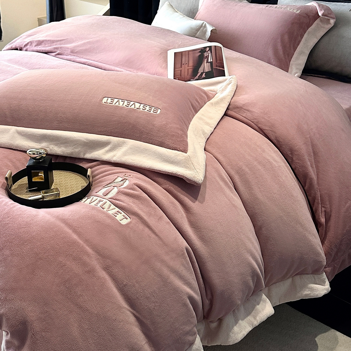 91家纺网 家纺一手货源 找家纺 （总）南泉坊 2025新款230克全消光牛奶绒刺绣四件套