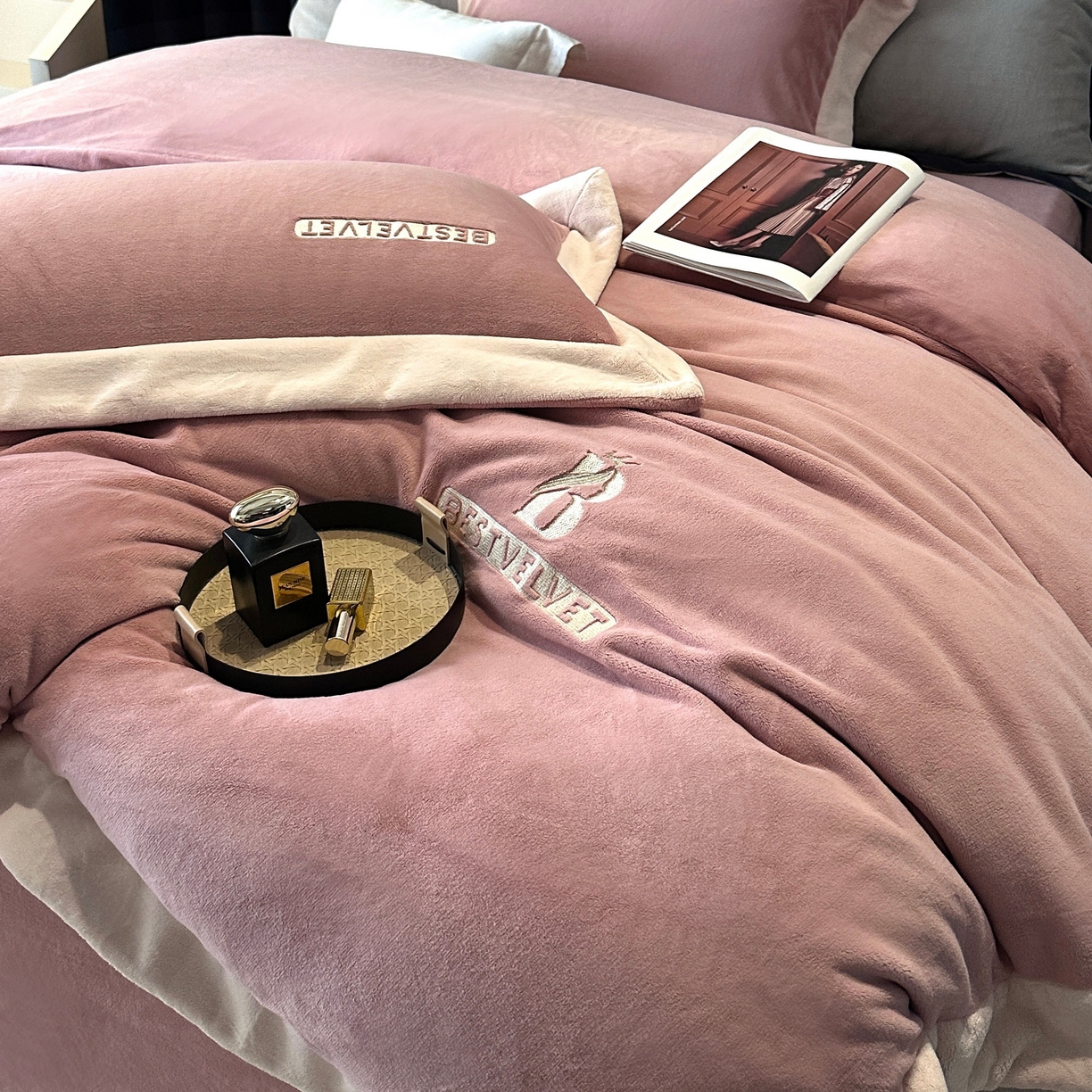 91家纺网 家纺一手货源 找家纺 （总）南泉坊 2025新款230克全消光牛奶绒刺绣四件套