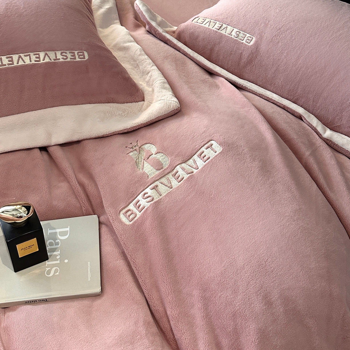 91家纺网 家纺一手货源 找家纺 （总）南泉坊 2025新款230克全消光牛奶绒刺绣四件套