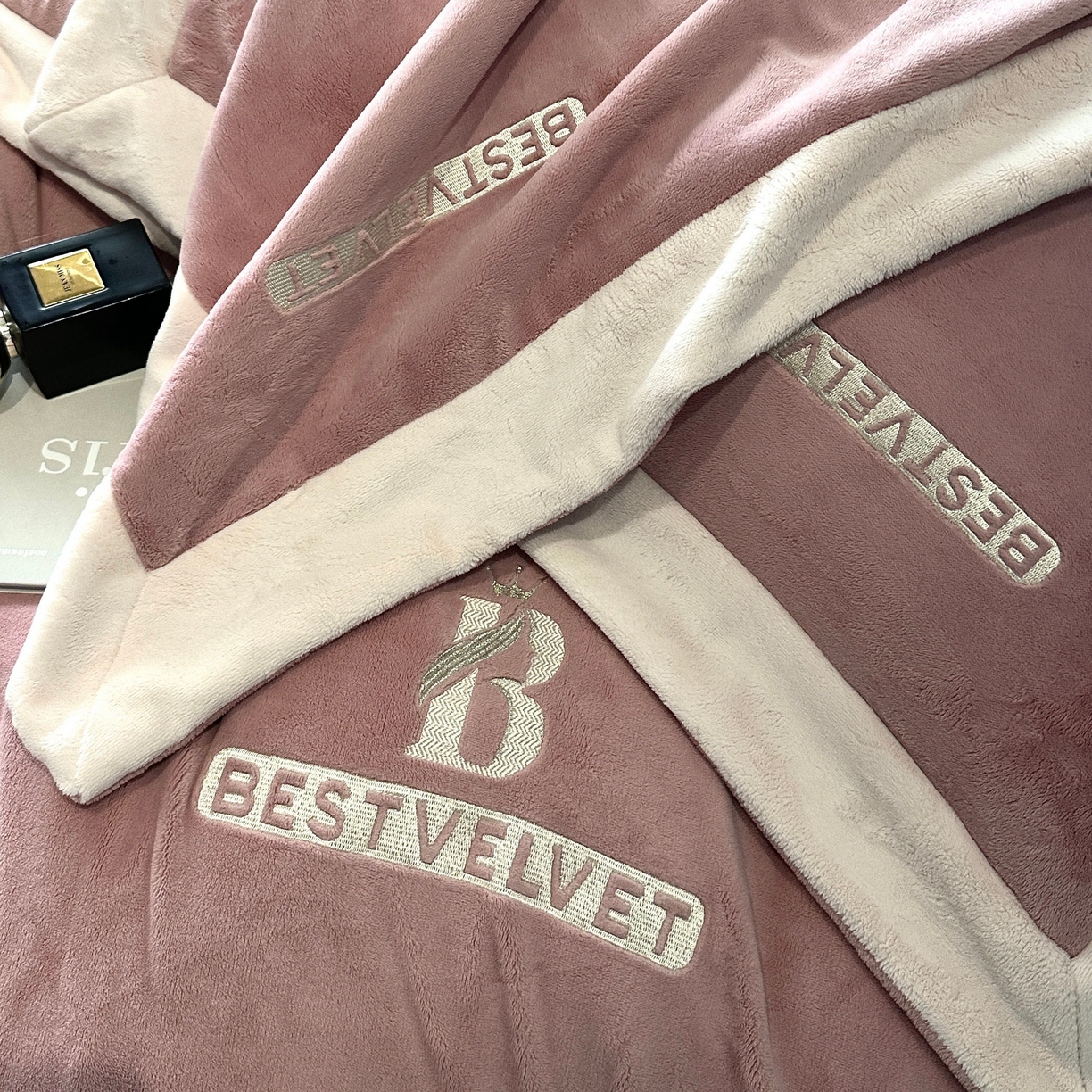 91家纺网 家纺一手货源 找家纺 （总）南泉坊 2025新款230克全消光牛奶绒刺绣四件套