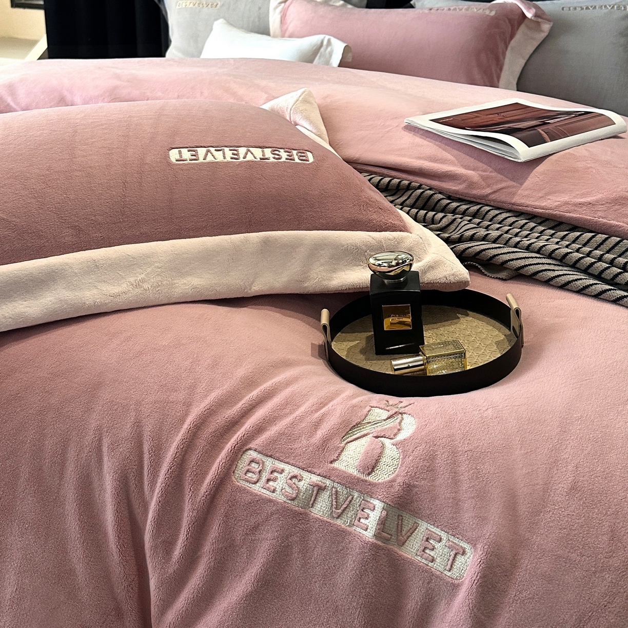 91家纺网 家纺一手货源 找家纺 南泉坊 2025新款230克全消光牛奶绒刺绣四件套 墨尔本-豆沙