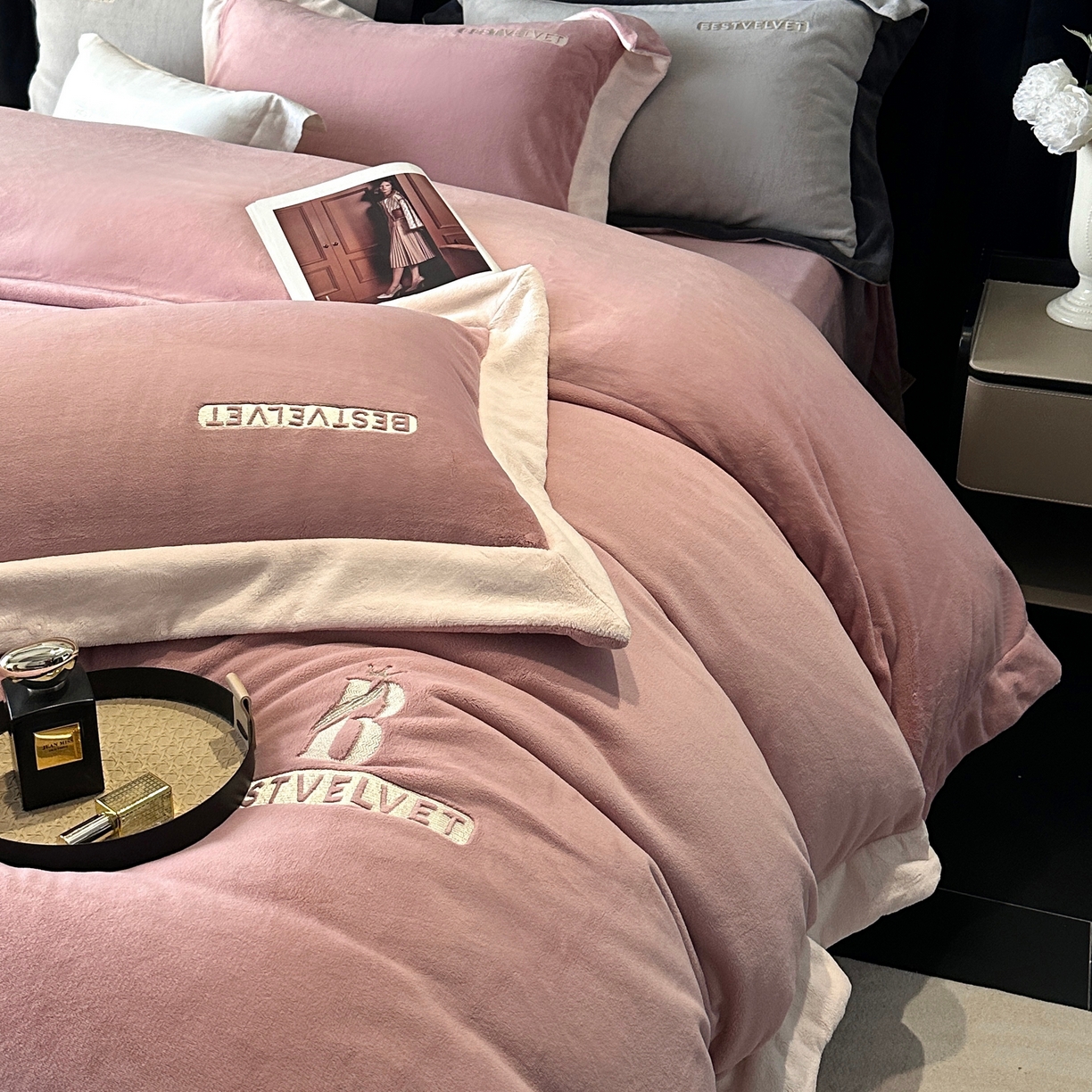 91家纺网 家纺一手货源 找家纺 南泉坊 2025新款230克全消光牛奶绒刺绣四件套 墨尔本-豆沙