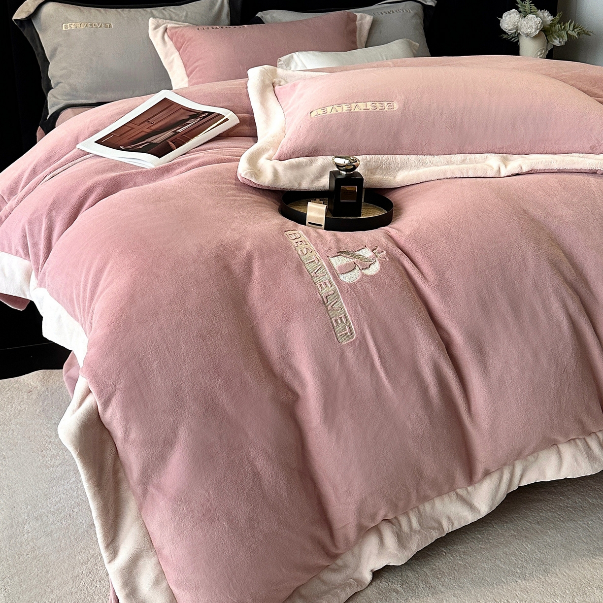 91家纺网 家纺一手货源 找家纺 南泉坊 2025新款230克全消光牛奶绒刺绣四件套 墨尔本-豆沙