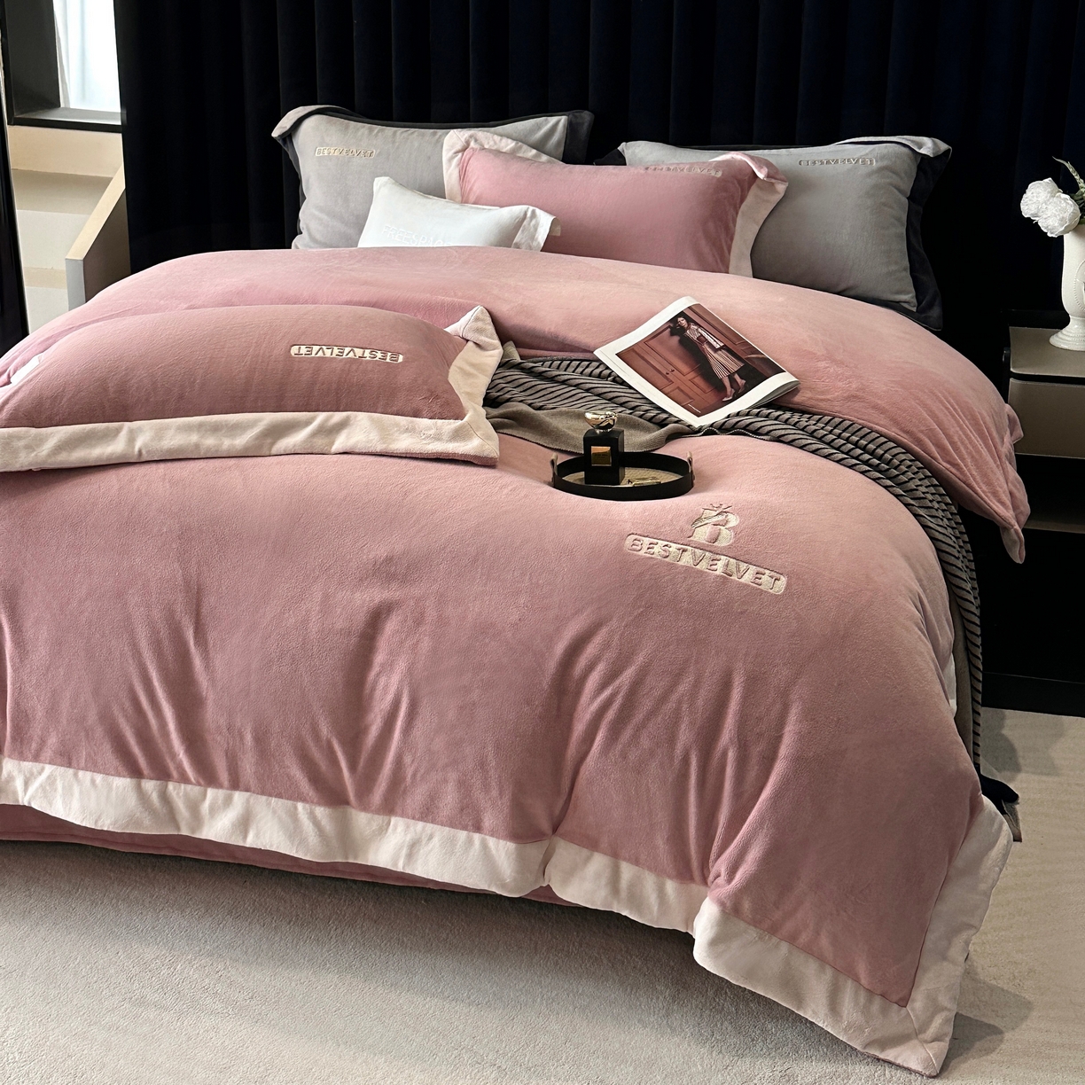 91家纺网 家纺一手货源 找家纺 南泉坊 2025新款230克全消光牛奶绒刺绣四件套 墨尔本-豆沙