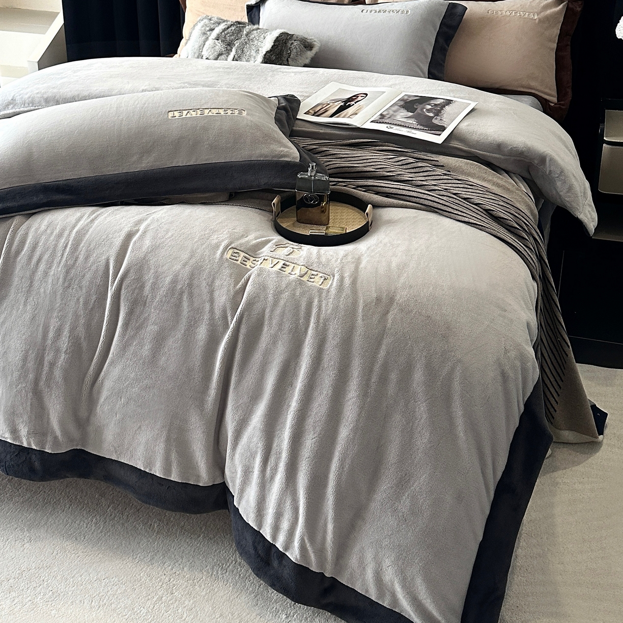 91家纺网 家纺一手货源 找家纺 南泉坊 2025新款230克全消光牛奶绒刺绣四件套 墨尔本-灰