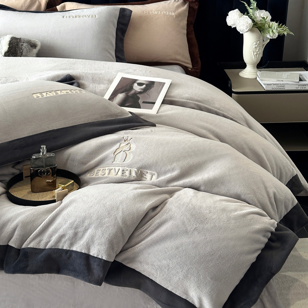 91家纺网 家纺一手货源 找家纺 南泉坊 2025新款230克全消光牛奶绒刺绣四件套 墨尔本-灰