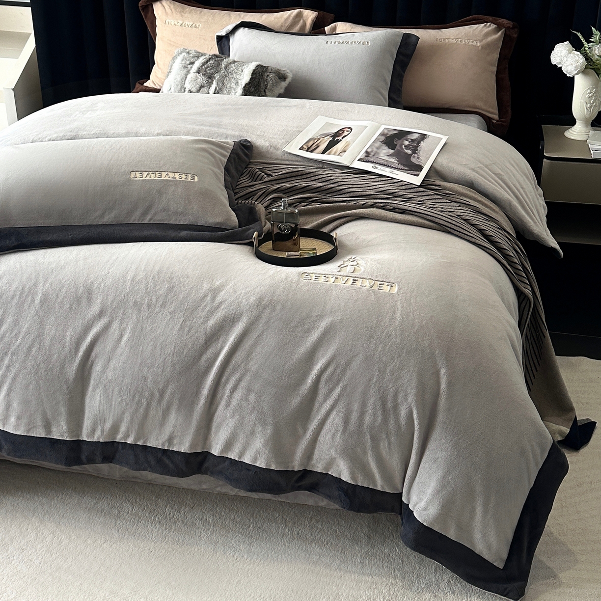 91家纺网 家纺一手货源 找家纺 南泉坊 2025新款230克全消光牛奶绒刺绣四件套 墨尔本-灰