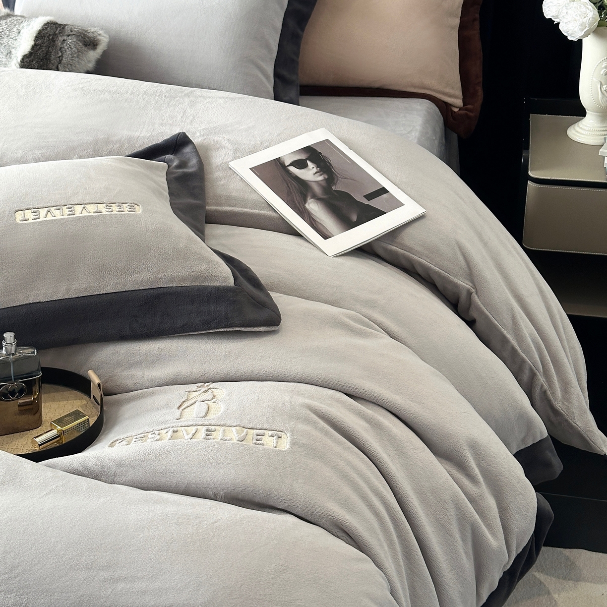 91家纺网 家纺一手货源 找家纺 南泉坊 2025新款230克全消光牛奶绒刺绣四件套 墨尔本-灰