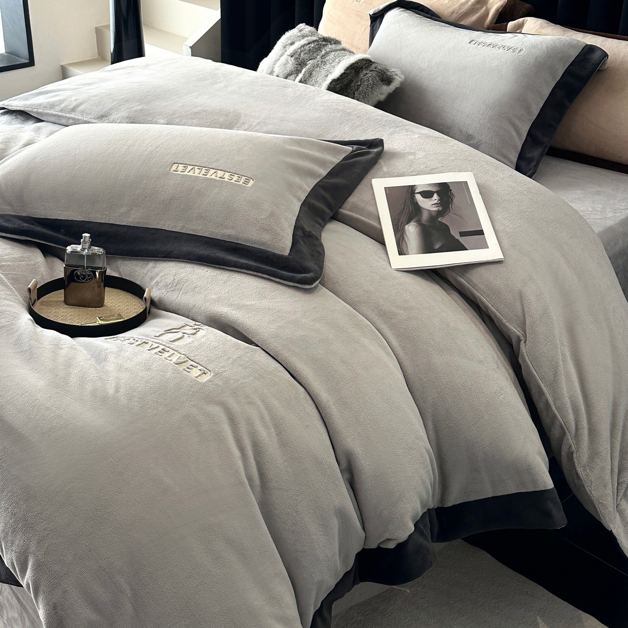 91家纺网 家纺一手货源 找家纺 南泉坊 2025新款230克全消光牛奶绒刺绣四件套 墨尔本-灰