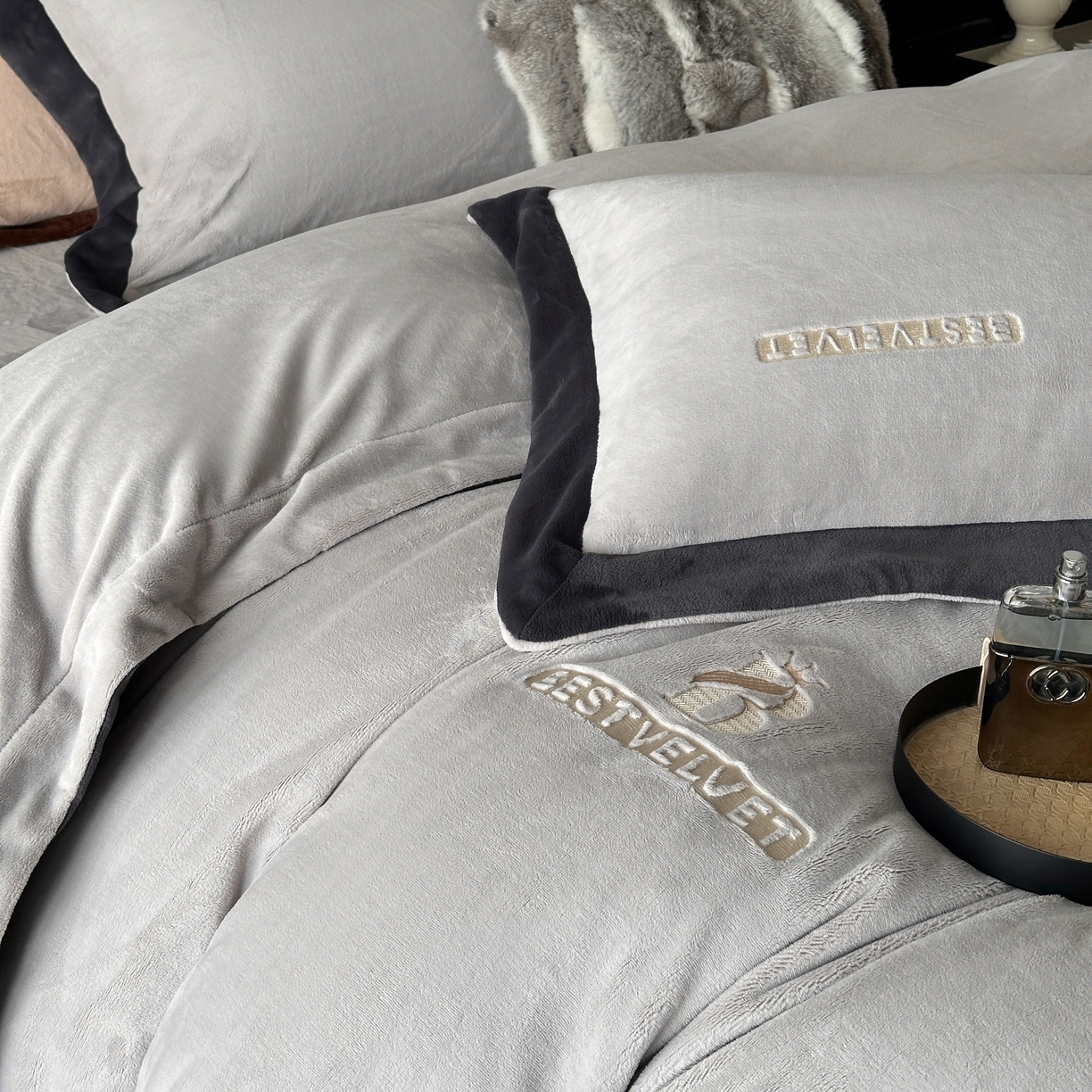 91家纺网 家纺一手货源 找家纺 南泉坊 2025新款230克全消光牛奶绒刺绣四件套 墨尔本-灰