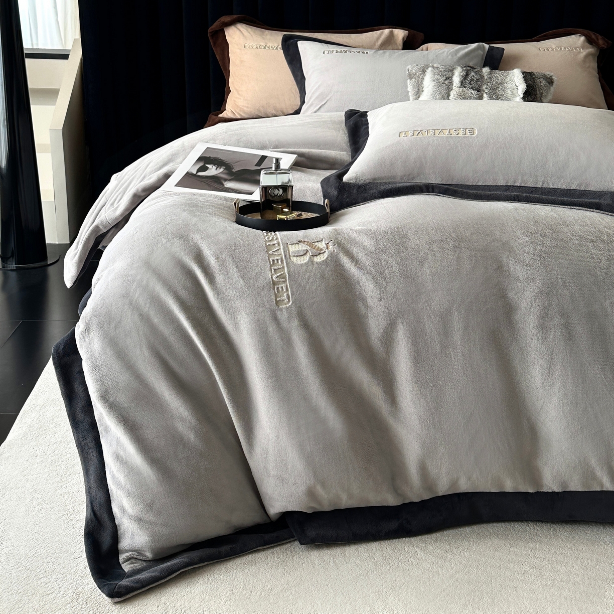 91家纺网 家纺一手货源 找家纺 南泉坊 2025新款230克全消光牛奶绒刺绣四件套 墨尔本-灰