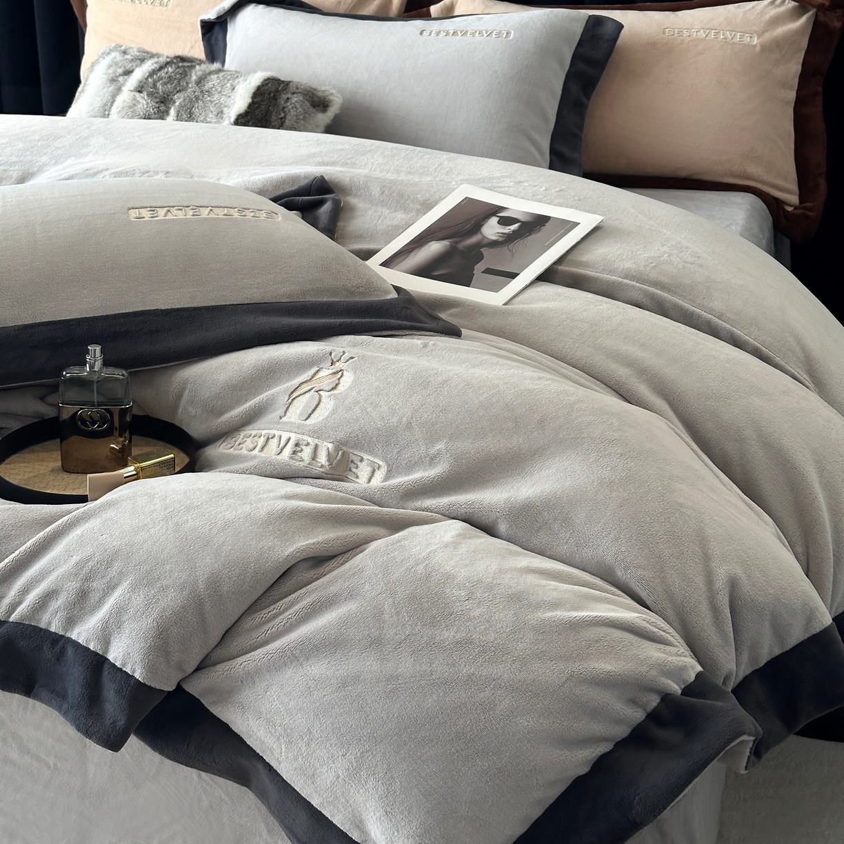 91家纺网 家纺一手货源 找家纺 南泉坊 2025新款230克全消光牛奶绒刺绣四件套 墨尔本-灰