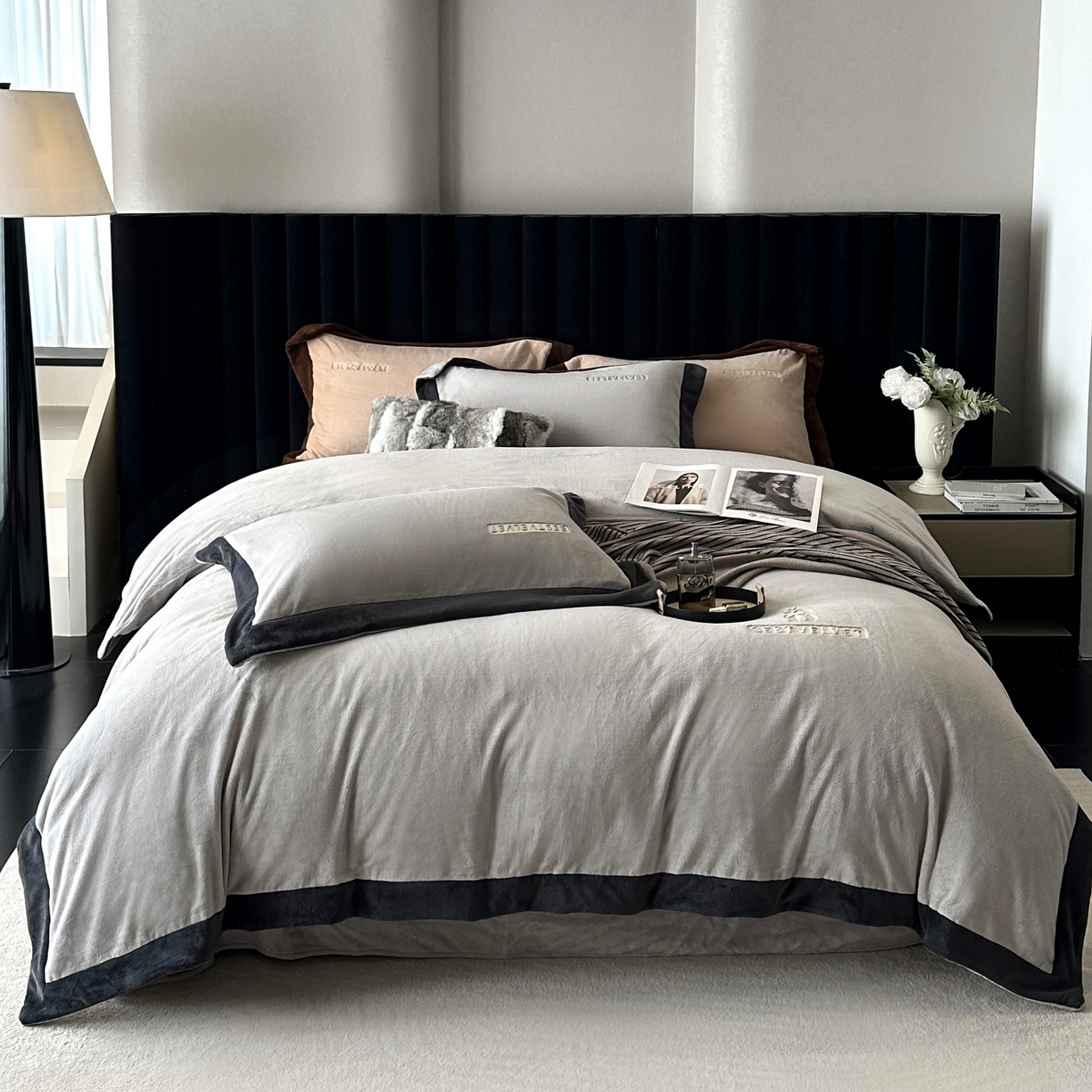 91家纺网 家纺一手货源 找家纺 南泉坊 2025新款230克全消光牛奶绒刺绣四件套 墨尔本-灰