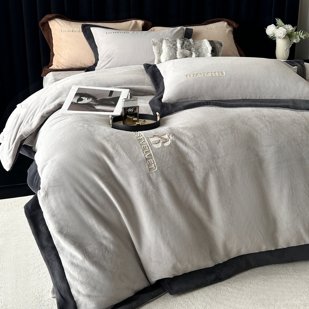 91家纺网 家纺一手货源 找家纺 南泉坊 2025新款230克全消光牛奶绒刺绣四件套 墨尔本-灰