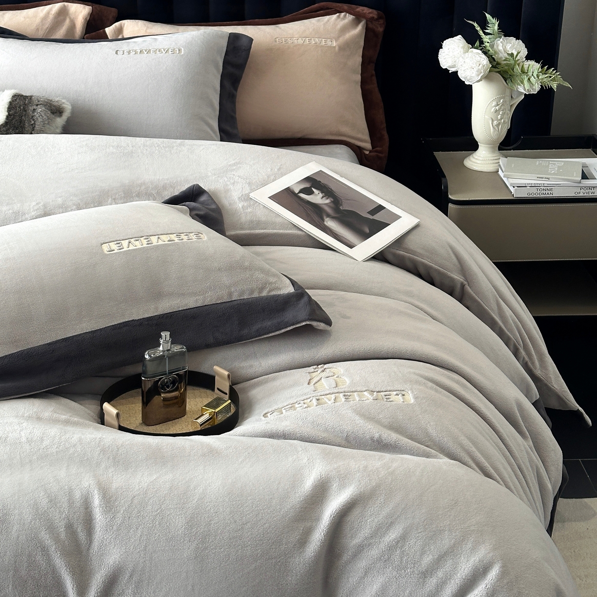 91家纺网 家纺一手货源 找家纺 南泉坊 2025新款230克全消光牛奶绒刺绣四件套 墨尔本-灰