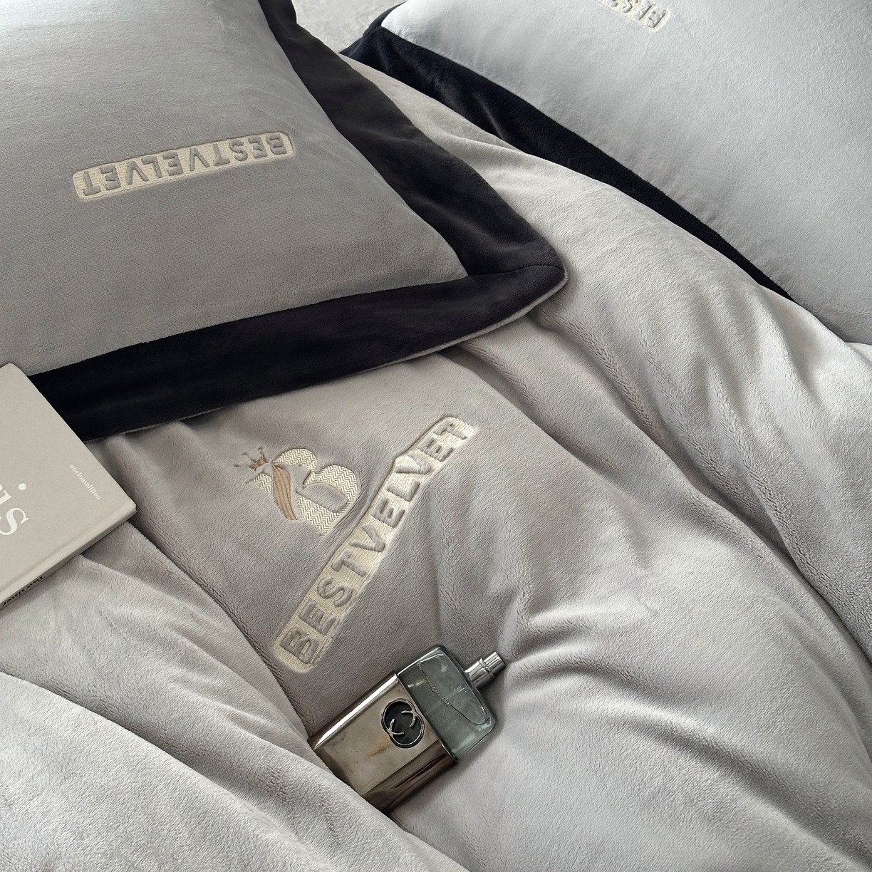 91家纺网 家纺一手货源 找家纺 南泉坊 2025新款230克全消光牛奶绒刺绣四件套 墨尔本-灰