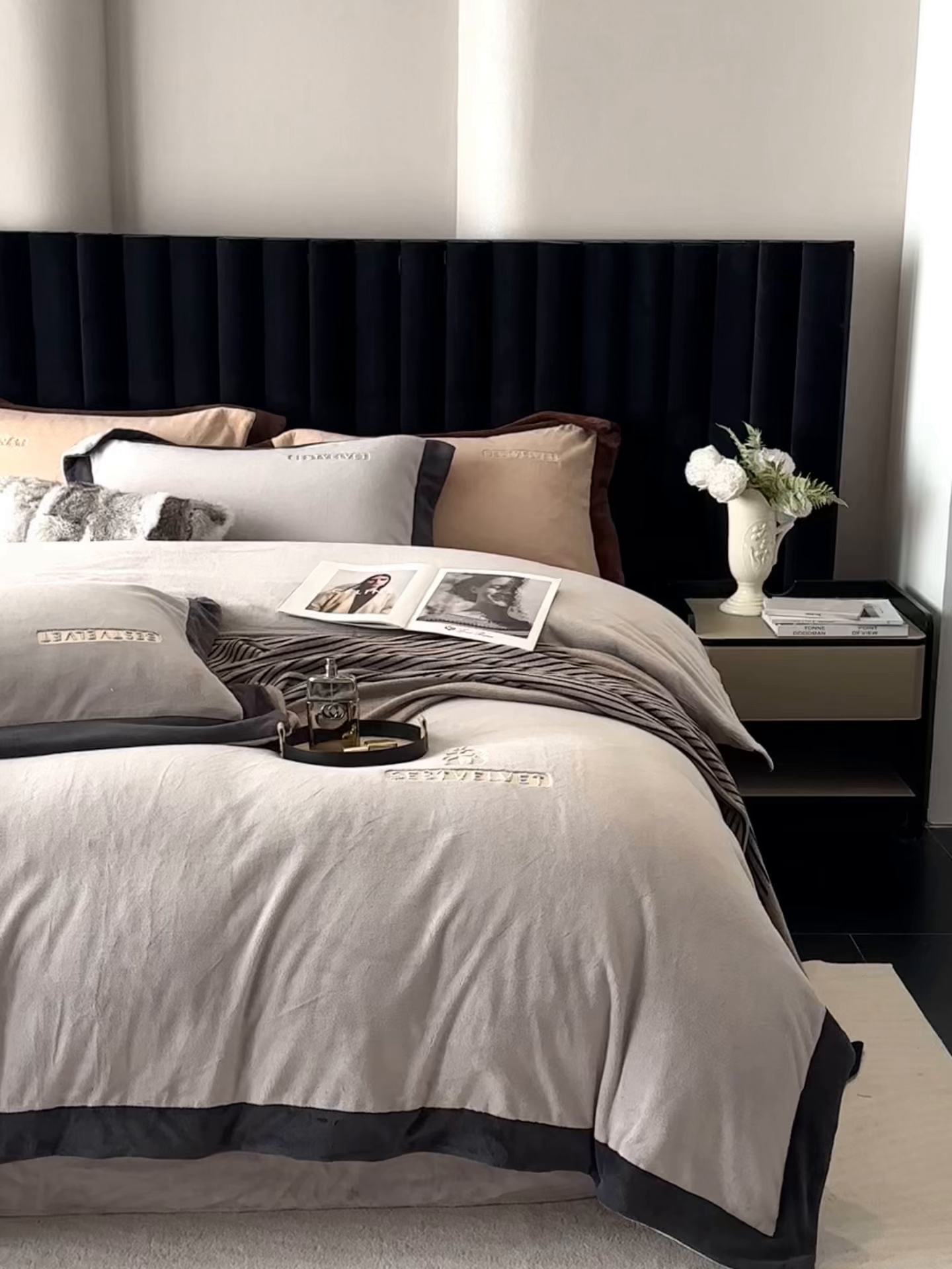 91家纺网 家纺一手货源 找家纺 南泉坊 2025新款230克全消光牛奶绒刺绣四件套 墨尔本-灰