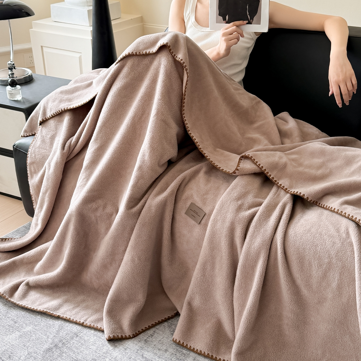 91家纺网 家纺一手货源 找家纺 金喜 2025新款双面仿羊绒多功能毯毛毯盖毯 美拉德