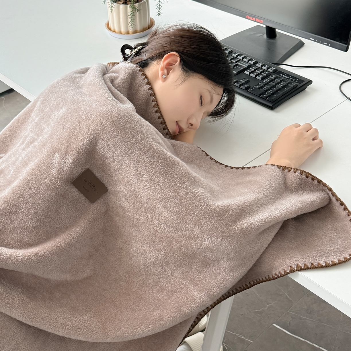 91家纺网 家纺一手货源 找家纺 金喜 2025新款双面仿羊绒多功能毯毛毯盖毯 美拉德