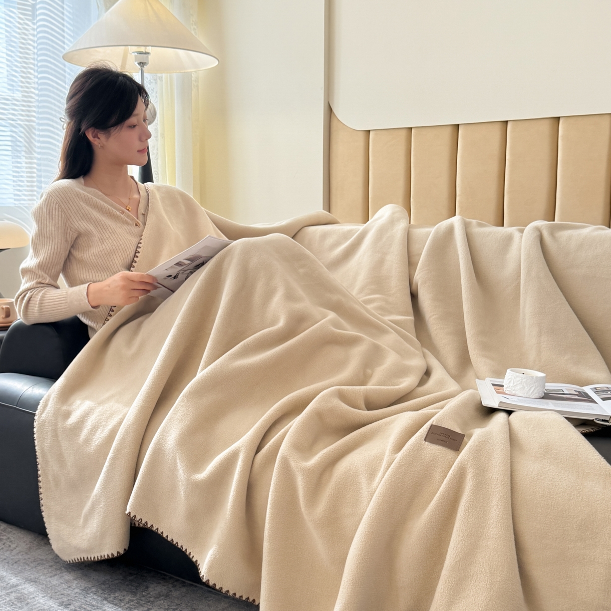 91家纺网 家纺一手货源 找家纺 金喜 2025新款双面仿羊绒多功能毯毛毯盖毯 摩卡