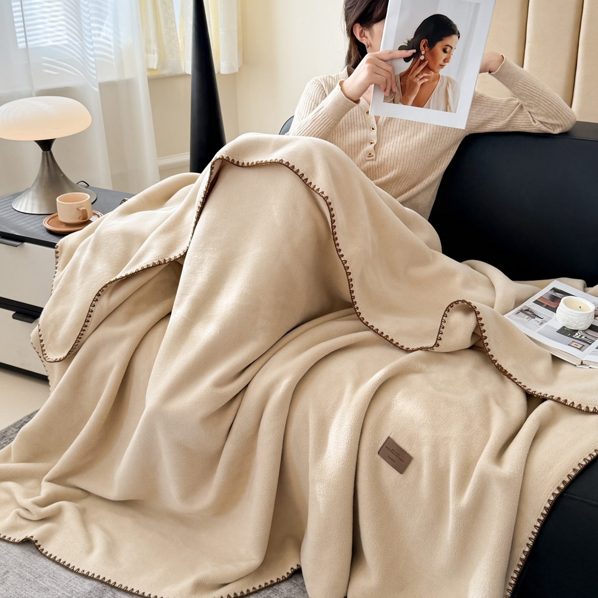 91家纺网 家纺一手货源 找家纺 金喜 2025新款双面仿羊绒多功能毯毛毯盖毯 摩卡