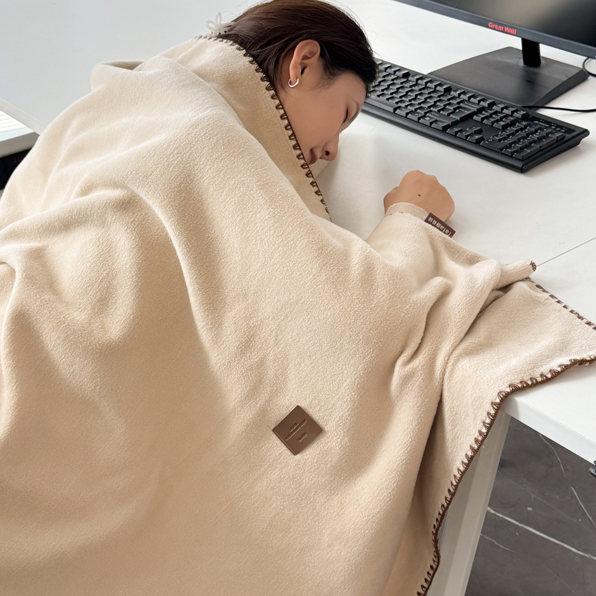 91家纺网 家纺一手货源 找家纺 金喜 2025新款双面仿羊绒多功能毯毛毯盖毯 摩卡