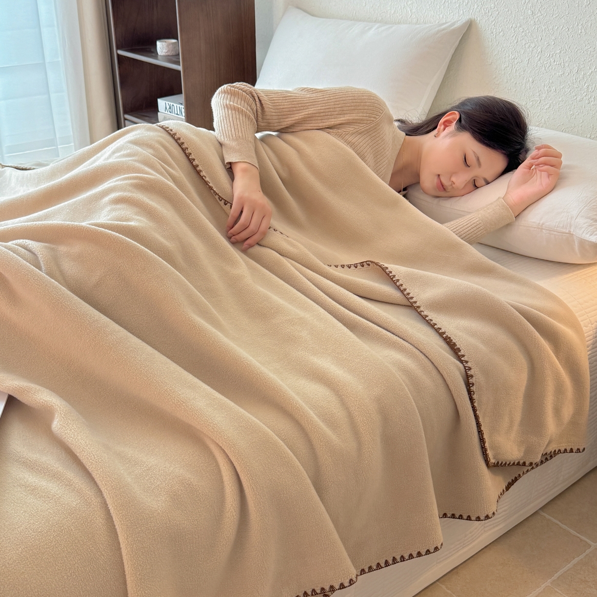 91家纺网 家纺一手货源 找家纺 金喜 2025新款双面仿羊绒多功能毯毛毯盖毯 摩卡