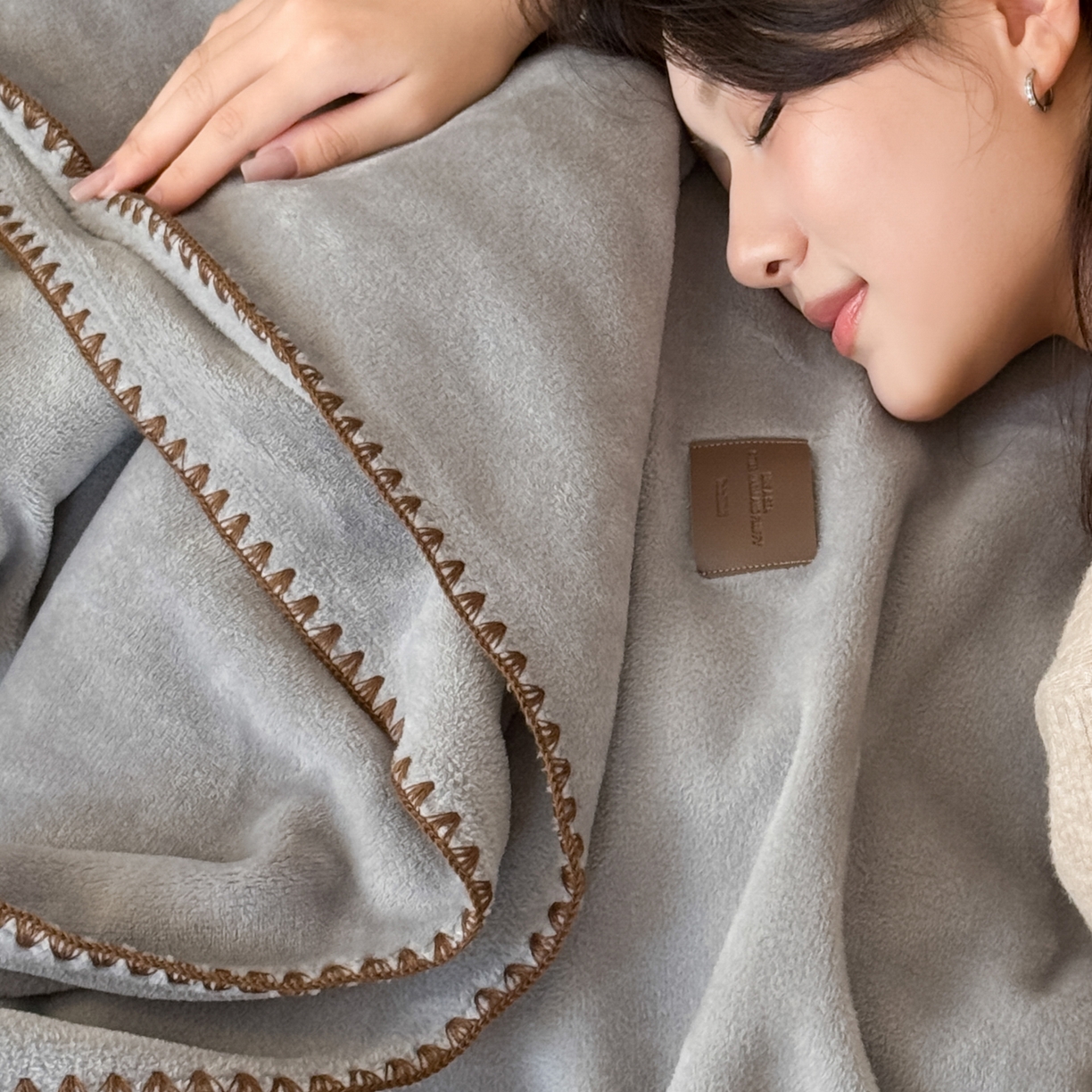 91家纺网 家纺一手货源 找家纺 金喜 2025新款双面仿羊绒多功能毯毛毯盖毯 气质灰