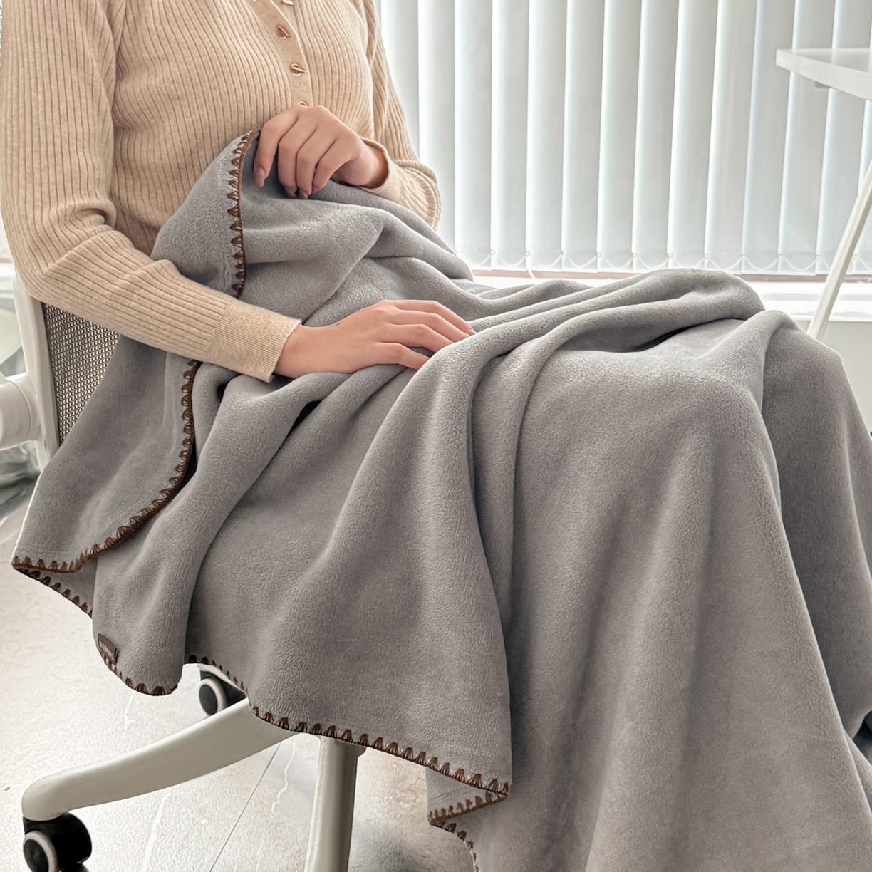 91家纺网 家纺一手货源 找家纺 金喜 2025新款双面仿羊绒多功能毯毛毯盖毯 气质灰