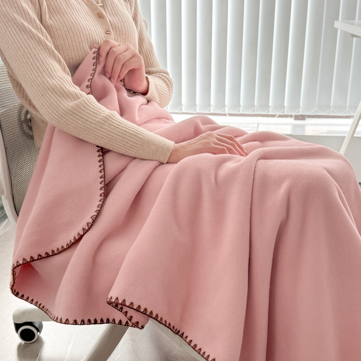 91家纺网 家纺一手货源 找家纺 金喜 2025新款双面仿羊绒多功能毯毛毯盖毯 浅粉