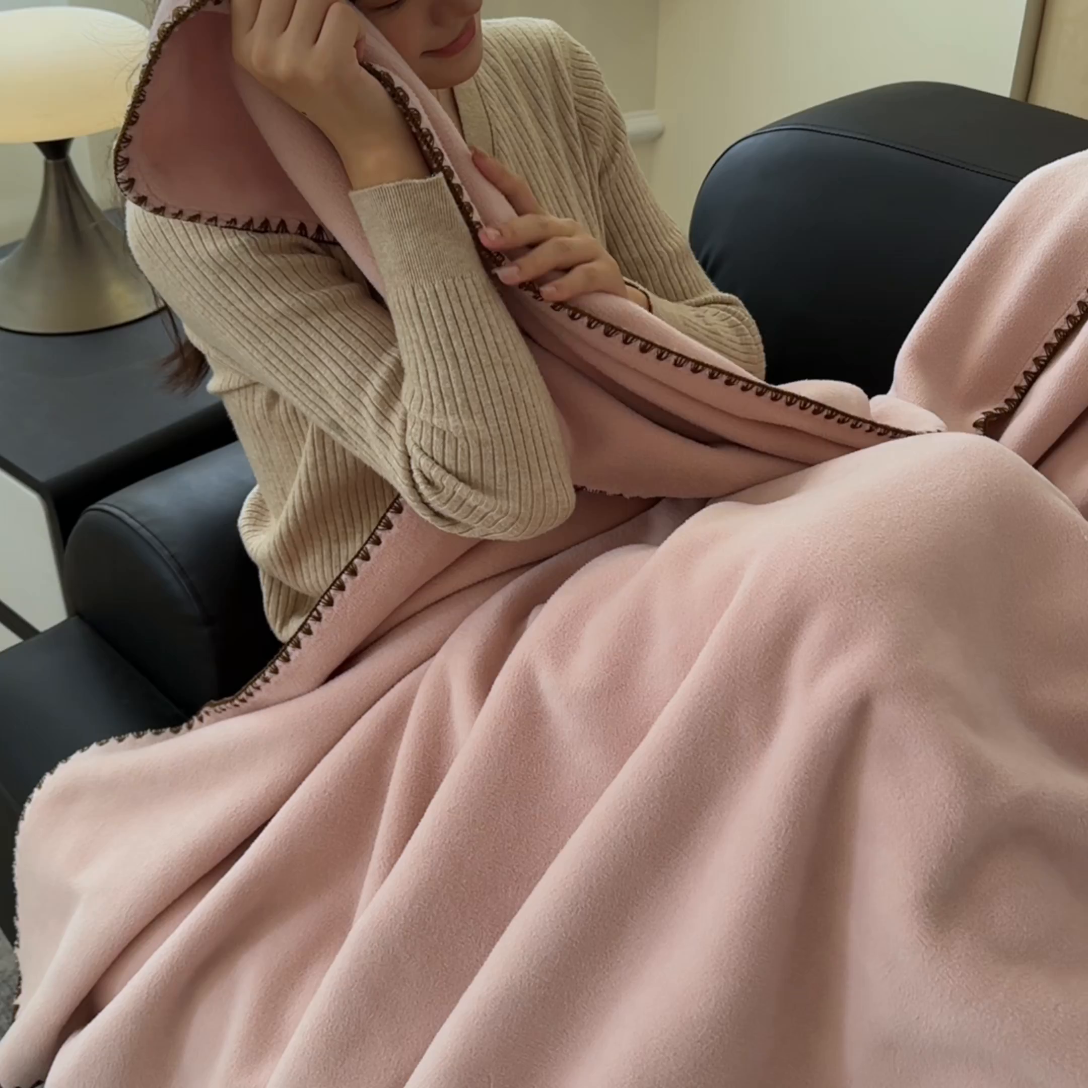 91家纺网 家纺一手货源 找家纺 金喜 2025新款双面仿羊绒多功能毯毛毯盖毯 浅粉