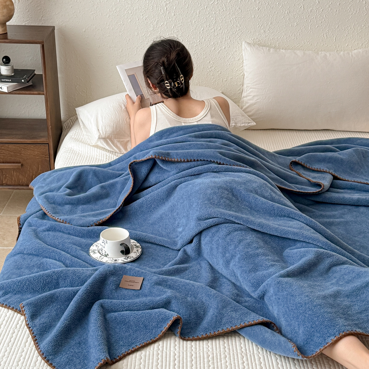 91家纺网 家纺一手货源 找家纺 金喜 2025新款双面仿羊绒多功能毯毛毯盖毯 蓝宝石