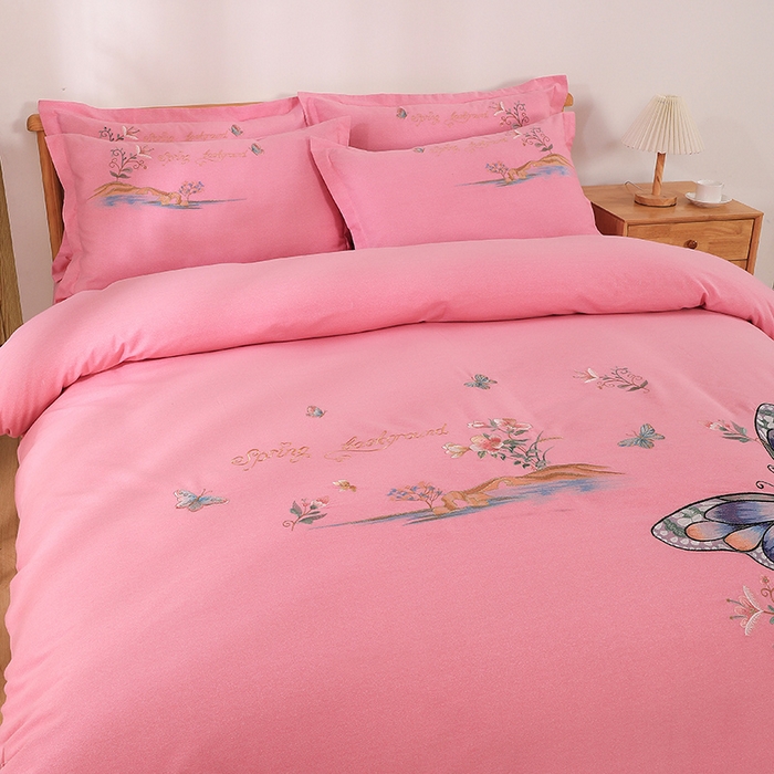 91家纺网 家纺一手货源 找家纺 浩情国际婚庆供货中心 2026新款秋冬60S高端全棉刺绣磨毛系列 翩翩蝶影-公主粉