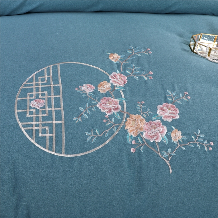 91家纺网 家纺一手货源 找家纺 浩情国际婚庆供货中心 2026新款秋冬60S高端全棉刺绣磨毛系列 花开满庭-蓝灰