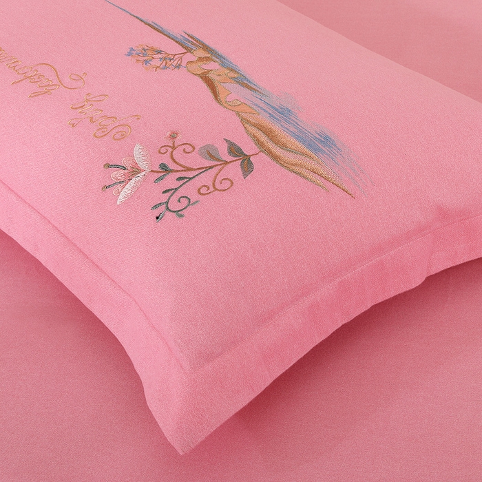 91家纺网 家纺一手货源 找家纺 浩情国际婚庆供货中心 2026新款秋冬60S高端全棉刺绣磨毛系列 翩翩蝶影-公主粉