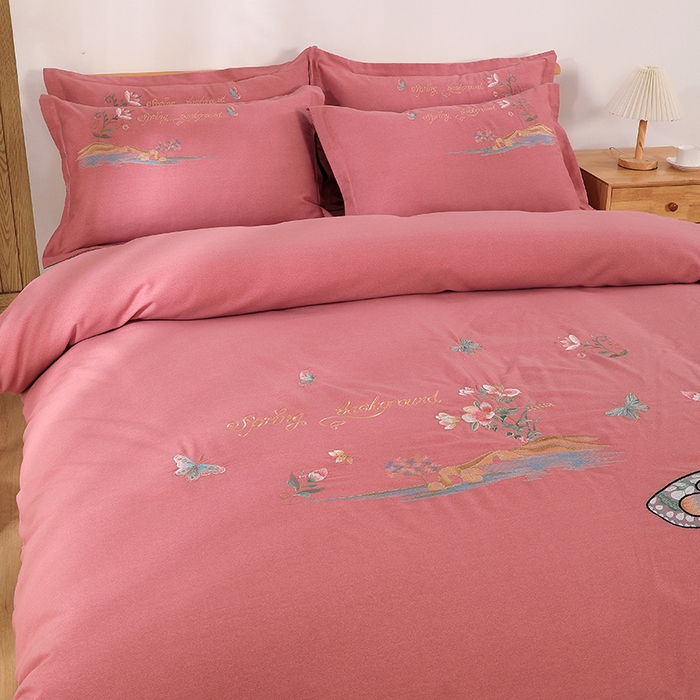 91家纺网 家纺一手货源 找家纺 浩情国际婚庆供货中心 2026新款秋冬60S高端全棉刺绣磨毛系列 翩翩蝶影-粉豆沙