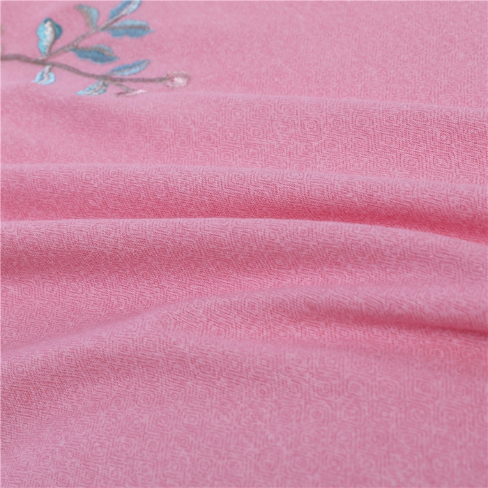 91家纺网 家纺一手货源 找家纺 浩情国际婚庆供货中心 2026新款秋冬60S高端全棉刺绣磨毛系列 花开满庭-樱花粉
