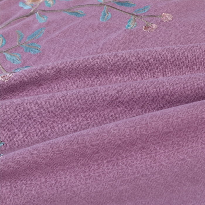 91家纺网 家纺一手货源 找家纺 浩情国际婚庆供货中心 2026新款秋冬60S高端全棉刺绣磨毛系列 花开满庭-紫豆沙