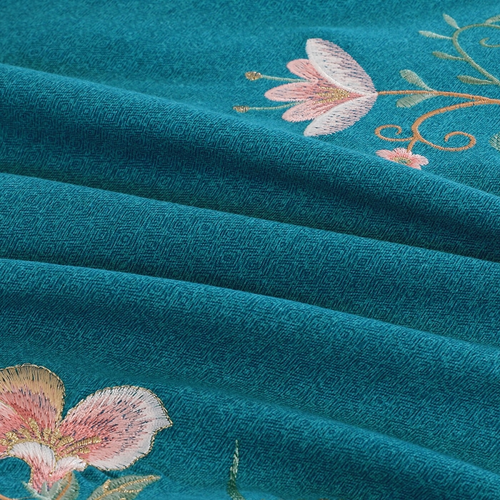 91家纺网 家纺一手货源 找家纺 浩情国际婚庆供货中心 2026新款秋冬60S高端全棉刺绣磨毛系列 翩翩蝶影-宝石蓝