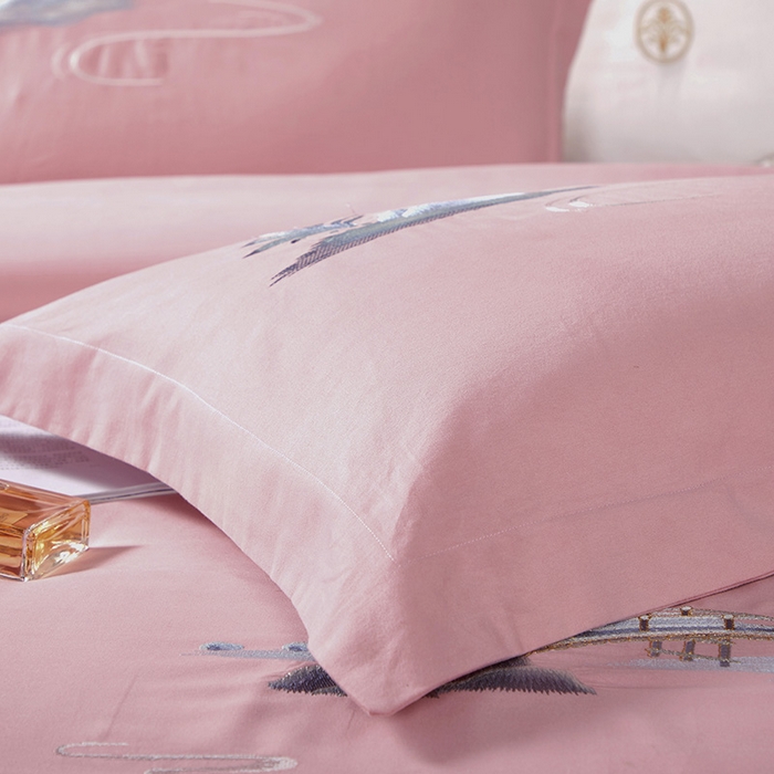 91家纺网 家纺一手货源 找家纺 浩情国际婚庆供货中心 2026新品- 秋冬高支密全棉长绒棉磨毛高端刺绣系列四件套 山水情-豆沙