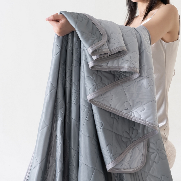 91家纺网 家纺一手货源 找家纺 伊梵居 2026新款简约凉感丝夏被夏凉被空调被 深灰色